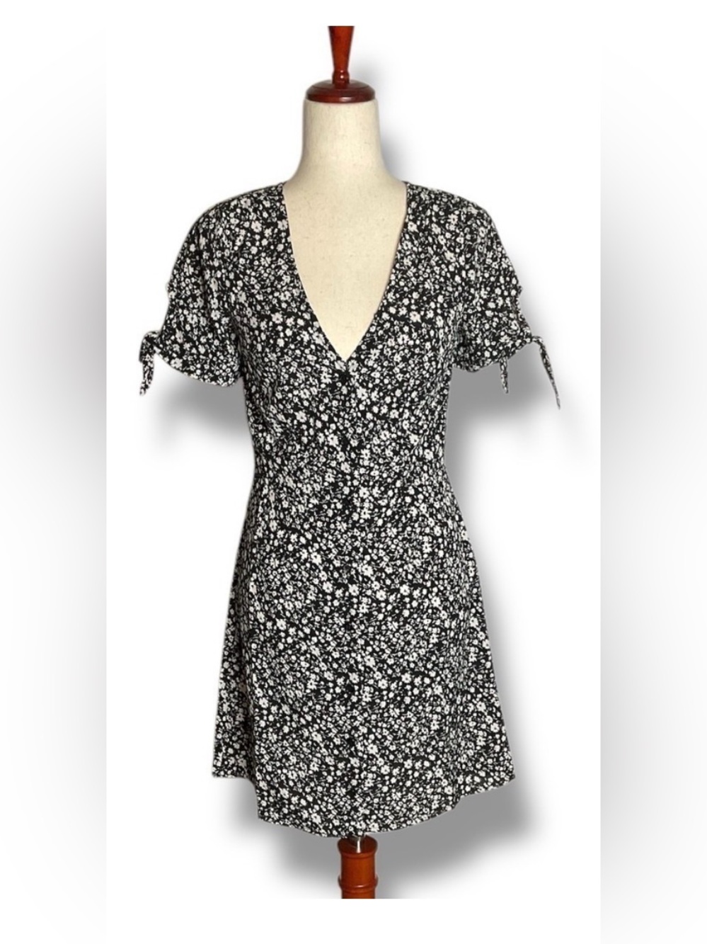 NWT ModCloth Black and White Floral V-Neck Tie-Sleeve Dress